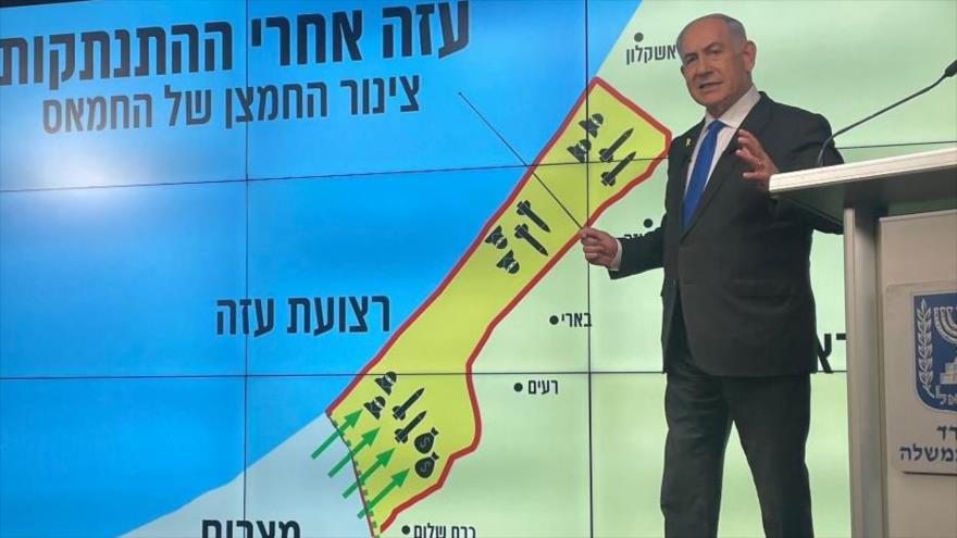 El primer ministro de Israel, Benjamín Netanyahu, muestra un mapa incluyendo a Cisjordania como parte del régimen israelí.
