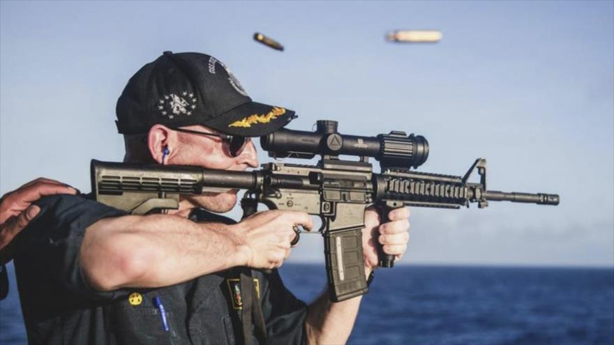 En abril de 2024, la Armada eliminó una foto de Instagram que mostraba al comandante Cameron Yaste disparando un rifle con una mira montada al revés.