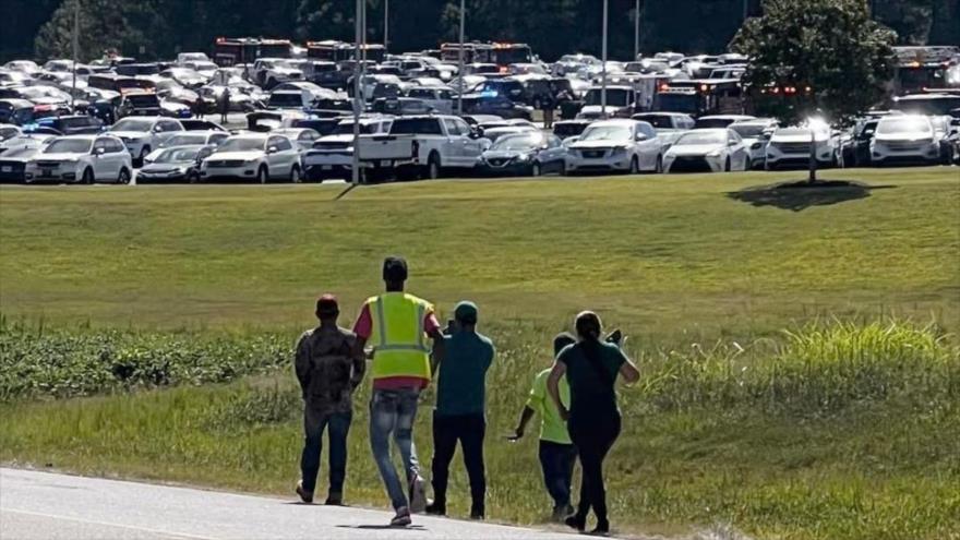 Alumnos son evacuados luego de que el campus de la escuela secundaria Apalachee, en Winder, fuera cerrado por un tiroteo, 4 de agosto de 2024. (Foto: AP)
