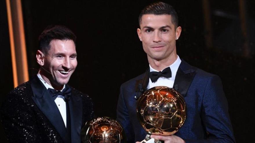 Leonel Messi (izda.) y Cristiano Ronaldo, tras recibir el Balón de Oro. 