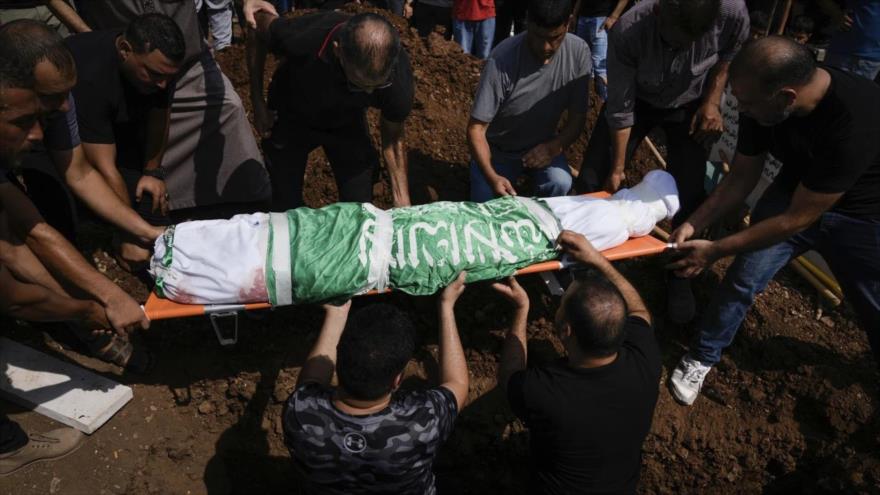 Palestinos asisten a la ceremonia del entierro de Lujain Osama Musleh, niña asesinada por francotiradores israelíes en Yenín, 4 de septiembre de 2024. 