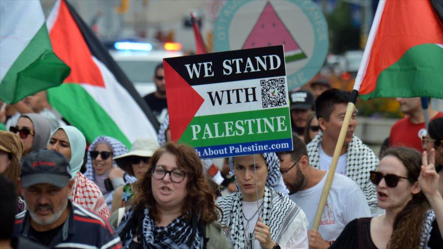 Ciudadanos canadienses participan en una manifestación a favor de Palestina en Ottawa, la capital de Canadá, 18 de agosto de 2024.