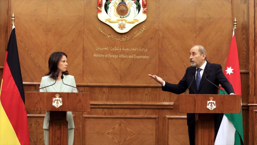 El canciller jordano, Ayman al-Safadi (decha.) con su par alemana Annalena Baerbock, 9 de septiembre de 2024. 