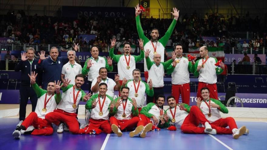 El equipo iraní de voleibol celebra su victoria en los Juegos Paralímpicos Paris 2024.
