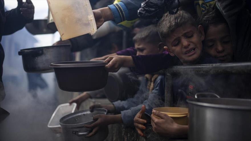 Palestinos hacen fila para recibir una comida en Rafah, Franja de Gaza, 16 de febrero de 2024. (Foto: AP)