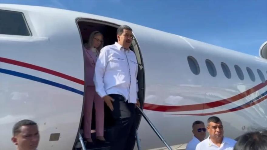 El presidente de Venezuela, Nicolás Maduro, y su esposa, bajan del avión oficial durante un viaje.