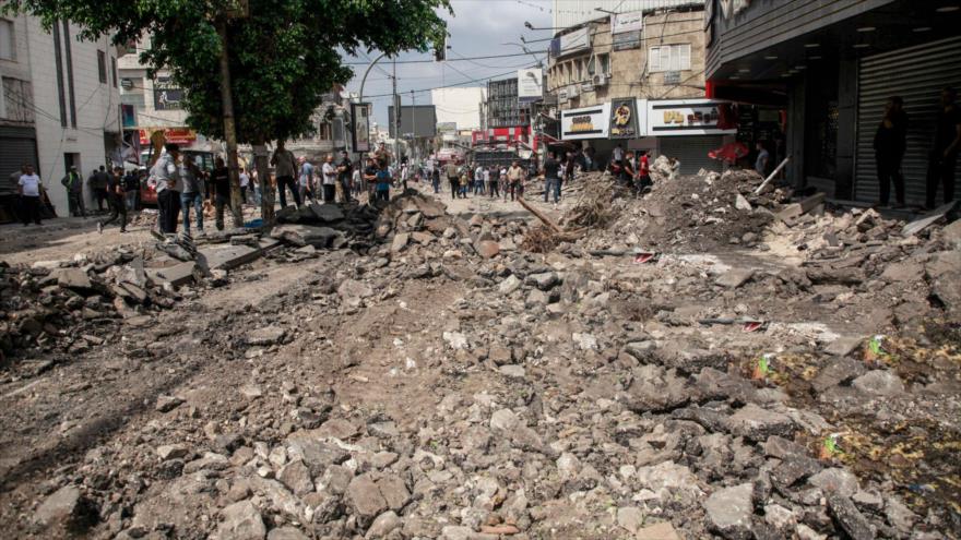 Palestinos se reúnen en una calle destruida en Yenín, tras una incursión militar israelí, 6 de septiembre de 2024. (Foto: Getty Images)