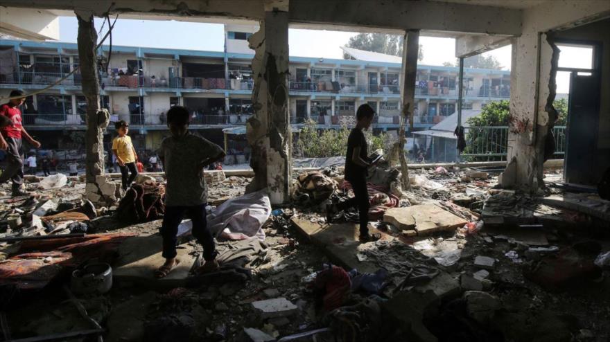 Palestinos inspeccionan los daños después de un ataque aéreo israelí en una escuela administrada por UNRWA en Deir al-Balah, en Gaza, 6 de junio de 2024. (Foto: AP)