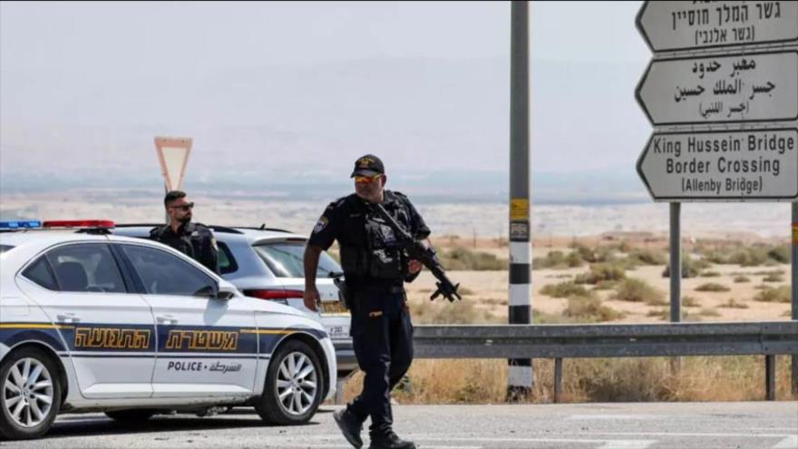 Militares israelíes se reúnen en el lugar de un ataque antisionista cerca del cruce de Allenby entre Cisjordania y Jordania, 8 de septiembre de 2024. (Foto: AFP)