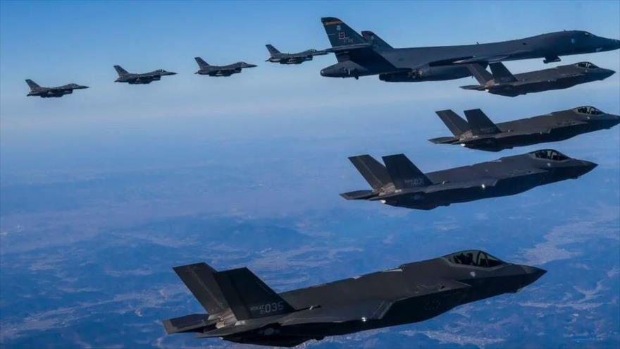 Bombarderos B-1B de Estados Unidos, cazas F-35 y cazas F-16 sobrevuelan la Península de Corea durante maniobras aéreas conjunta con Corea del Sur.