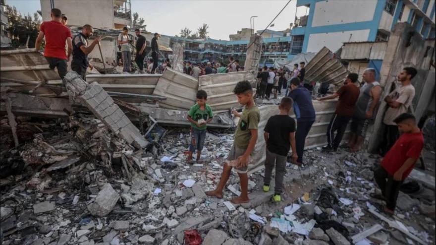 Palestinos inspeccionan el área después de ataque israelí contra una escuela de UNRWA, que se utiliza como centro de refugiados en el campo de refugiados de Al-Nuseirat, Gaza, 6 de julio de 2024.