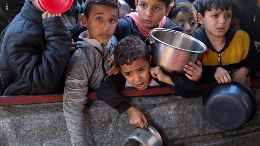 Niños aguardan para recibir comida en Rafah, en el sur de la Franja de Gaza, 5 febrero. (Foto: Reuters)