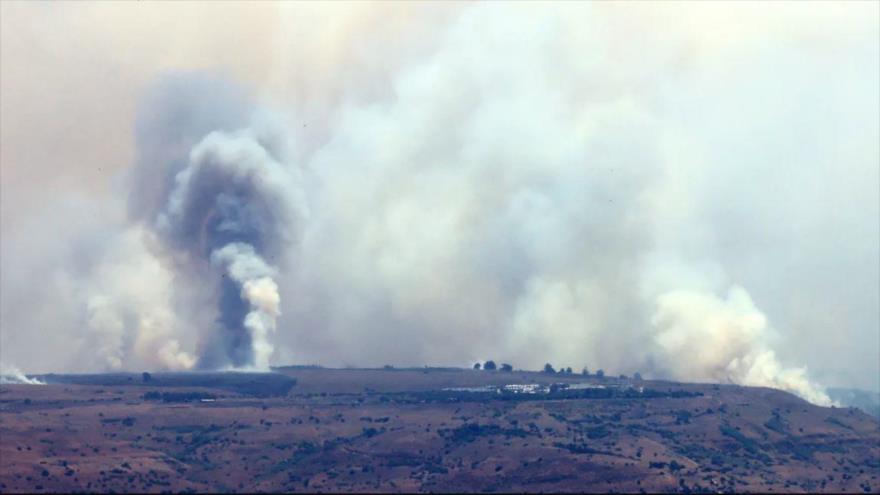 Columnas de humo se alzan tras el impacto de cohetes desde el sur de El Líbano en la región de la Alta Galilea, en el norte de territorios ocupados.