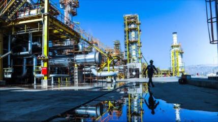 Irán logra fabricar 2000 componentes petroquímicos pese a sanciones