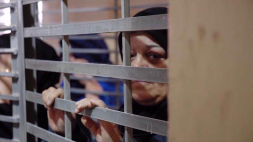 Mujeres palestinas tras las rejas en centro de detención en los territorios ocupados israelíes. 