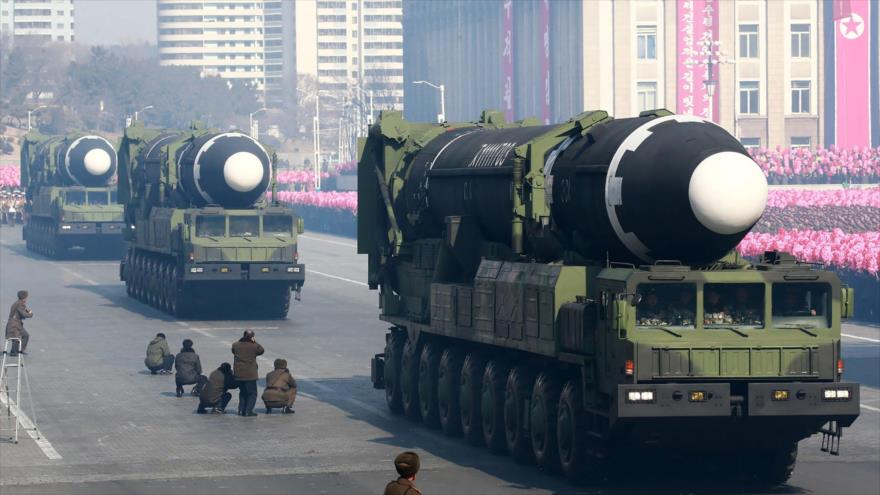 Misiles balísticos Hwasong-15 de Corea del Norte durante un desfile militar.