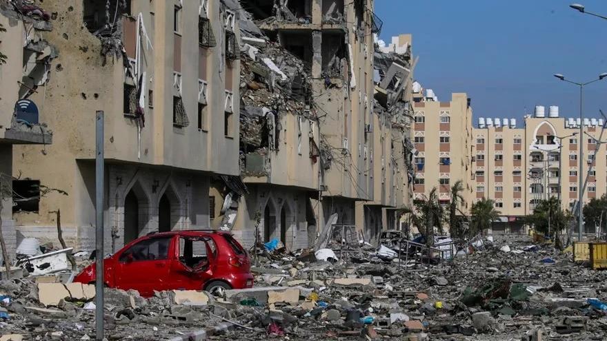 Las Torres Hamad destruidas tras un ataque israelí en Jan Yunis (foto: EFE)