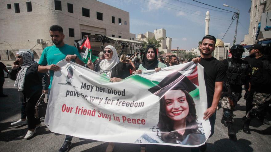 Palestinos marchan en Nablus en protesta por el asesinato de la activista Aysenur Ezgi Eygi, por las fuerzas israelíes, 9 de septiembre de 2024.