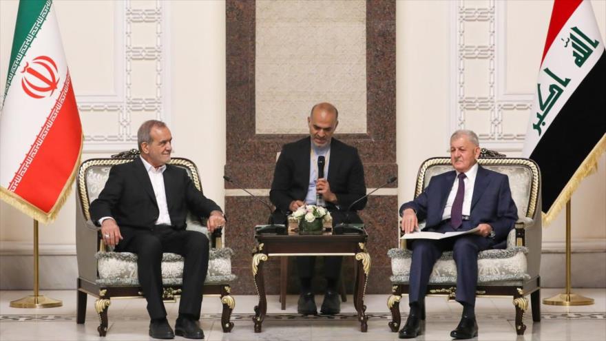 El presidente iraní, Masud Pezeshkian (izda.), reunido con su par iraquí, Abdul Latif Rashid (dcha.), en Bagdad, 11 de septiembre de 2024.