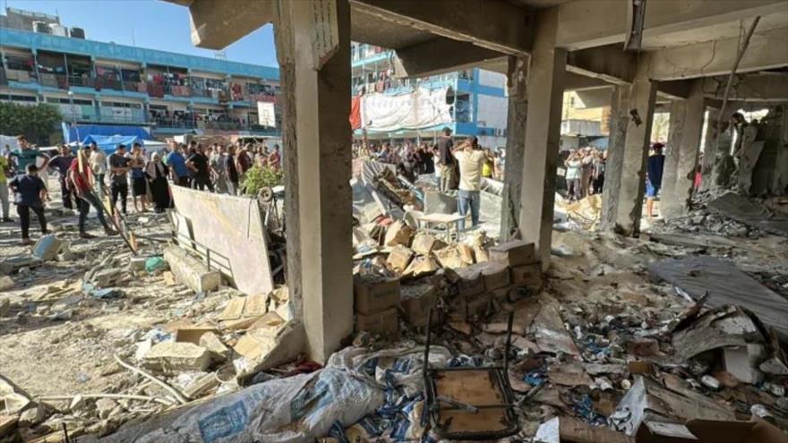 Desplazados palestinos inspeccionan la escuela Al-Jaouni, en Nuseirat, después de que fuera atacada por Israel, 11 de septiembre de 2024. (Foto: Reuters)