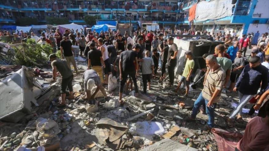 La gente busca entre los escombros tras el ataque israelí a la escuela Al-Jaouni, en Nuseirat, en Gaza, 11 de septiembre de 2024. (Foto: Anadolu)