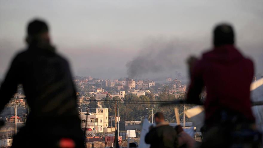 El humo se eleva tras los ataques aéreos israelíes en la ciudad de Jan Yunis, en el sur de la Franja de Gaza, 16 de diciembre de 2023. (Foto: EFE-EPA)