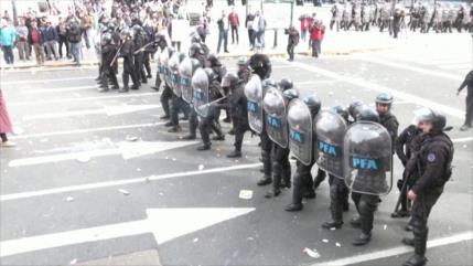 Fuerzas antidisturbios argentinas reprimen a los manifestantes