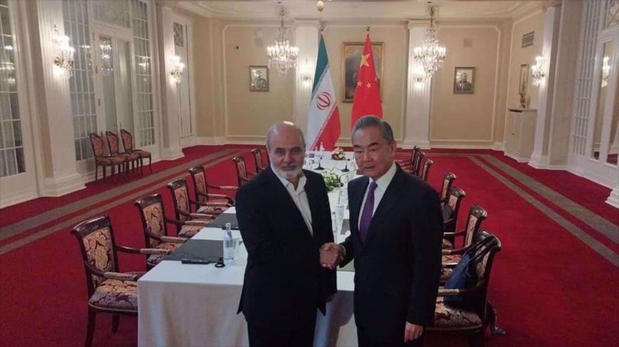 El secretario del Consejo Supremo de Seguridad Nacional de Irán, Ali Akbar Ahmadian (dcha.), y el canciller ruso, Wang Yi, en San Petersburgo, Rusia, 12 de septiembre de 2024. (Foto: IRNA)