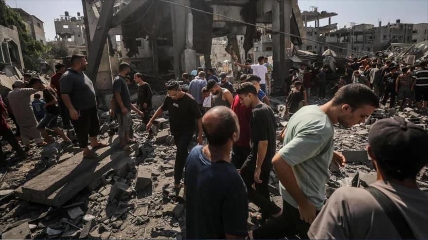 Palestinos buscan a personas bajo escombros de edificio destruido tras ataque israelí, 10 de septiembre de 2024. (Foto: EFE)