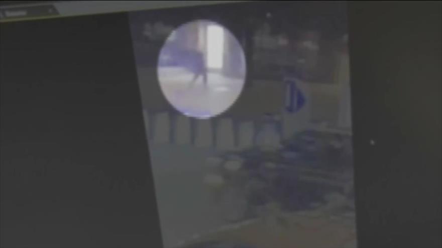 Una captura de pantalla de un video de vigilancia muestra a un hombre prendiéndose fuego afuera del consulado israelí en la ciudad estadounidense de Boston.