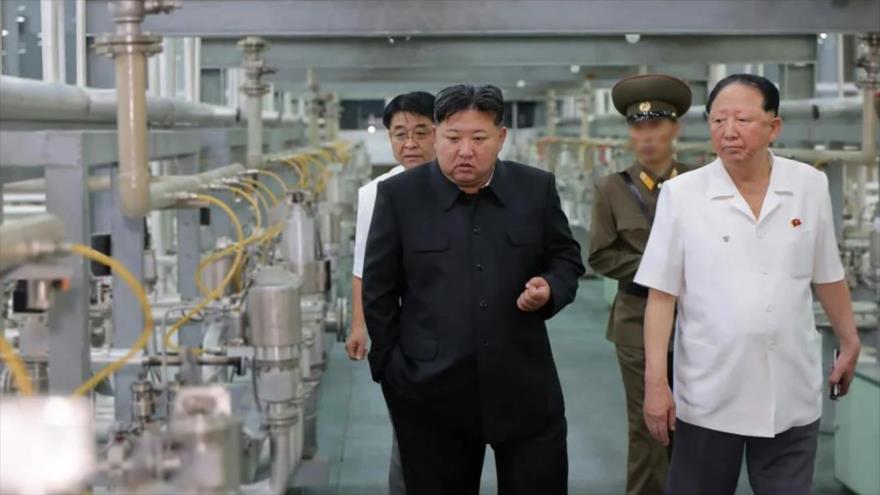 El líder de Corea del Norte, Kim Jong-un (izda.), visita un instituto de investigación de armas nucleares, 13 de septiembre de 2024. (Foto: AFP)