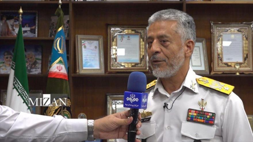 El contralmirante Habibolá Sayari, coordinador adjunto de Ejército de Irán, en una entrevista con IRIB, antes viajar a China.