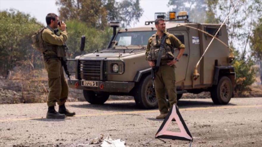 Fuerzas israelíes se despliegan a lo largo de una carretera cerca del lugar donde cayeron cohetes disparados desde el sur del Líbano, cerca de Kfar Szold, en la Alta Galilea, en la parte norte de los territorios ocupados, el 14 de junio de 2024. (Foto: AFP)