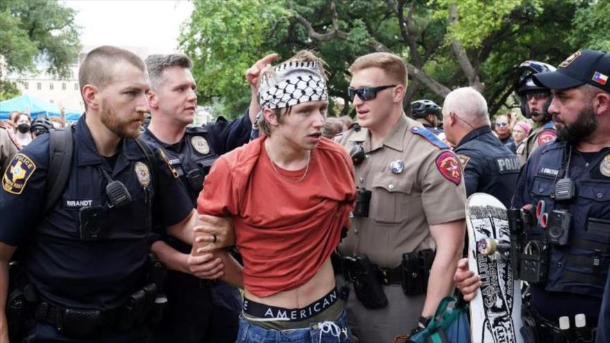 La policía de EE.UU. arresta a un estudiante propalestina en campus de la Universidad de Texas, 24 de abril de 2024. (Foto:AP)
