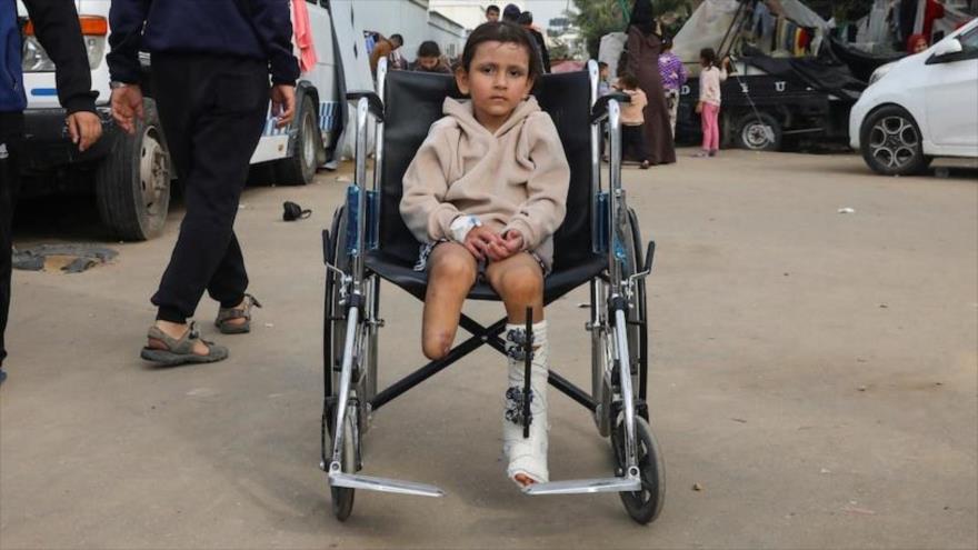 Una niña palestina a quien le amputaron una extremidad tras resultar herida en un ataque israelí que mató a sus padres, Rafah, sur de Gaza, 28 de diciembre de 2023. (Foto: Reuters)