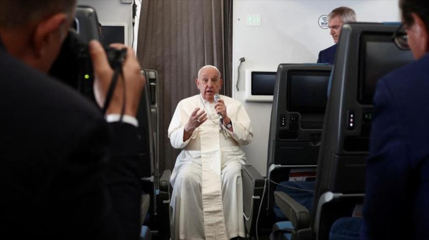 El Papa Francisco ofrece una conferencia de prensa a bordo del avión papal en su vuelo de regreso a Roma, 13 de septiembre de 2024. (Foto: Reuters)