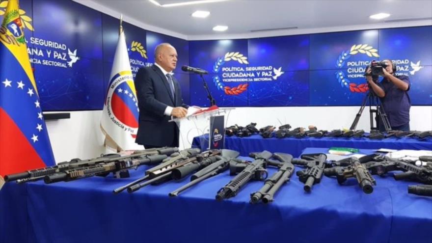 Diosdado Cabello exhibió los fusiles incautados en Venezuela y señaló que el armamento iba a ser utilizado en acciones terroristas.