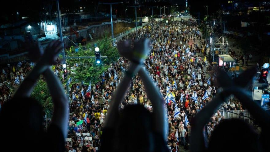 Miles de manifestantes anti-Netanyahu y a favor del acuerdo sobre los rehenes se manifiestan en Tel Aviv, 14 de septiembre de 2024.