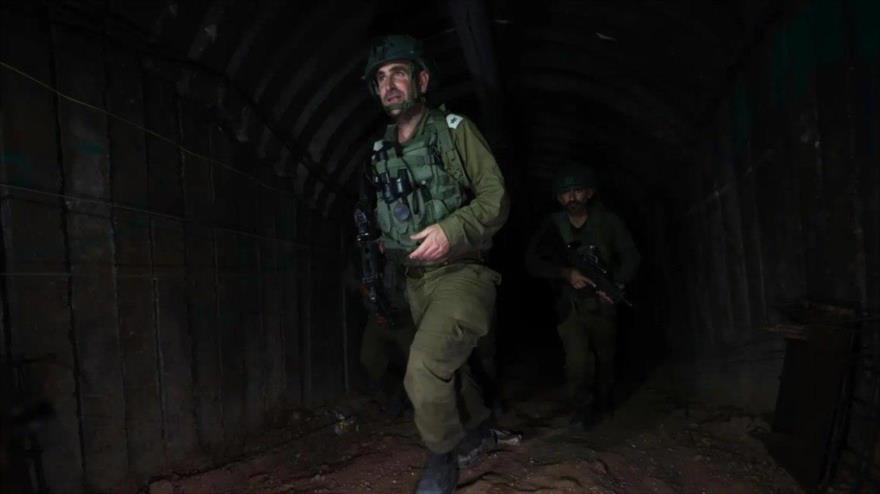 Soldados israelíes dentro de un túnel a 400 metros del cruce de Erez entre Gaza y la Palestina ocupada, en la ciudad palestina de Beit Hanun, 15 de diciembre de 2023. (Foto: EFE)