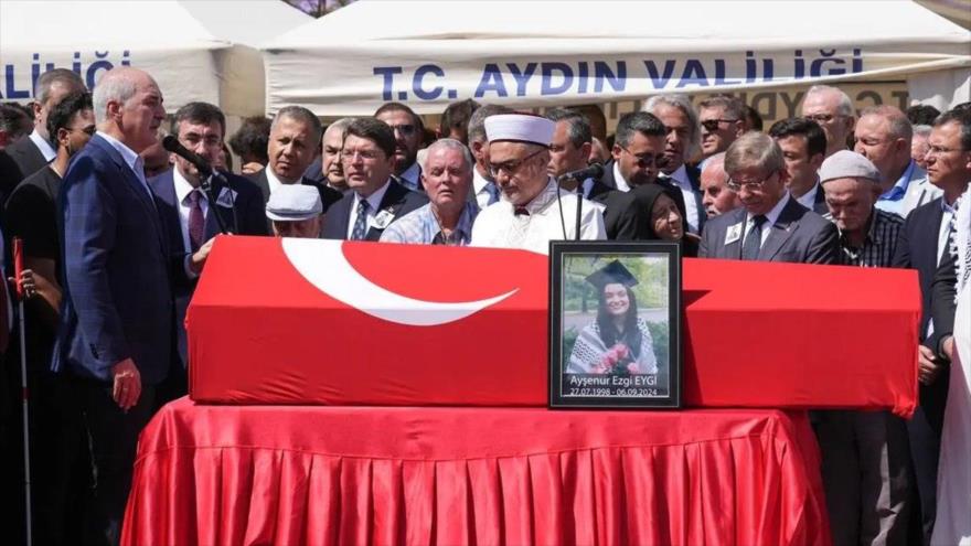 Se celebra un funeral por la activista turco-estadounidense Aysenur Ezgi Eygi, asesinado por las fuerzas israelíes, en Aydin (Turquía), 14 de septiembre de 2024. (Foto: AA)