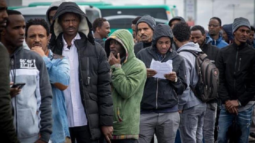 Solicitantes de asilo africanos esperan en una cola en Bnei Brak, en los territorios ocupados por Palestina, 13 de febrero de 2018.