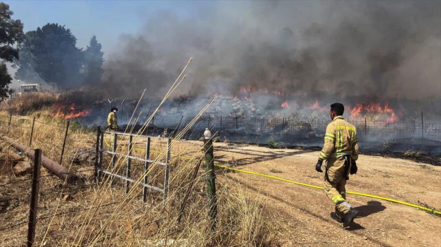 Los bomberos israelíes trabajan tras los ataques con cohetes de Hezbolá al norte de los territorios ocupados palestinos, 13 de junio de 2024. (Foto: Reuters)