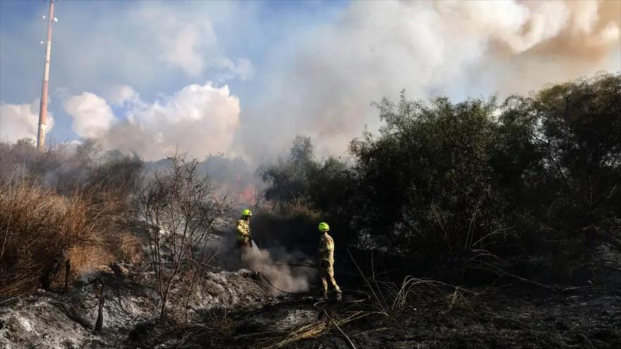 Los equipos de emergencias apagaron un incendio cerca de Tel Aviv, provocado por un misil disparado desde Yemen, 15 de septiembre de 2024. (Foto: AFP)