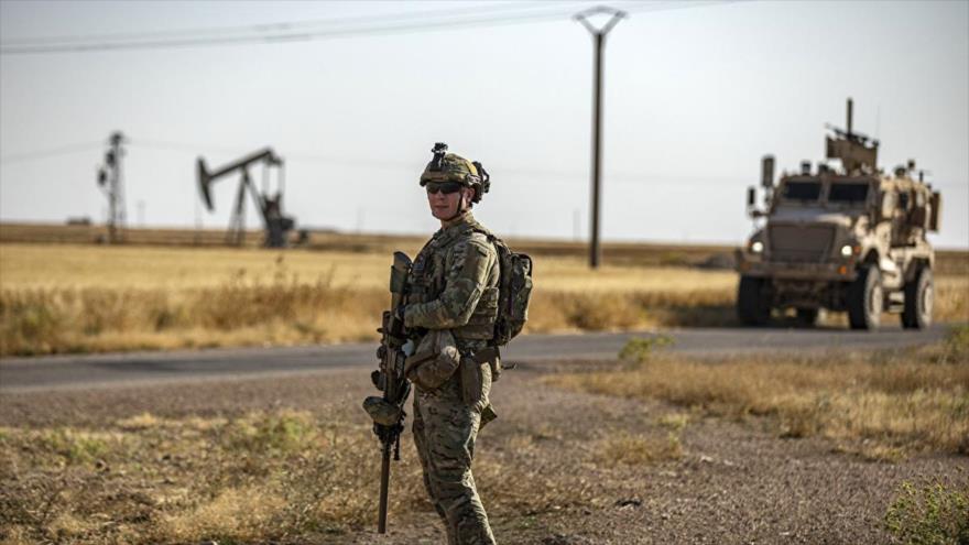 Las tropas estadounidenses patrullan cerca de pozos de petróleo en Al-Qahtaniya, en la provincia siria de Al-Hasaka, 14 de junio de 2023. (FOTO: AFP)