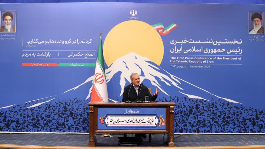 El presidente de Irán, Masud Pezeshkian, ofrece su primera conferencia de prensa oficial, Teherán, 16 de septiembre de 2014.