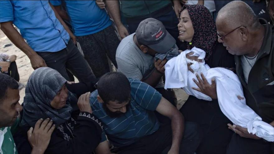 Una madre palestina sostiene el cuerpo de su bebé, que murió en un ataque aéreo israelí, en el hospital Nasser en Jan Yunis 28 de julio de 2024. (Foto: EPA)