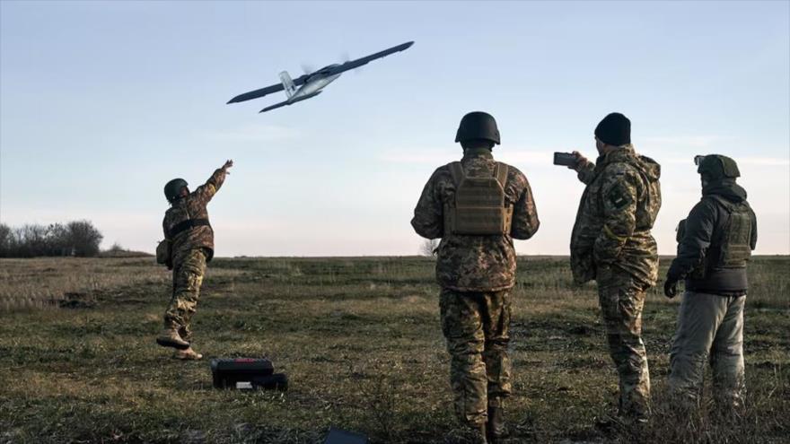 Las fuerzas ucranianas lanzan un dron contra posiciones rusas cerca de Bajmut, Ucrania. (Foto: AP)