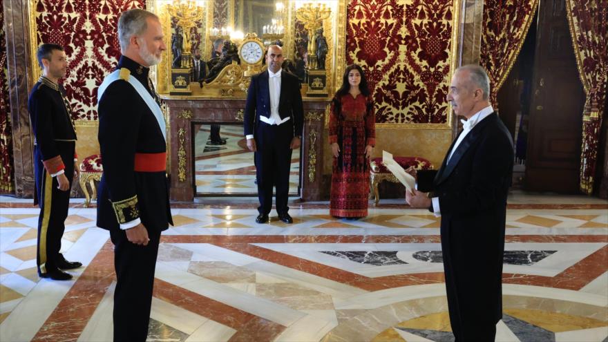 El rey de España, Felipe VI, al recibir las cartas credenciales del primer embajador de Palestina, Madrid, 17 de septiembre de 2024.
