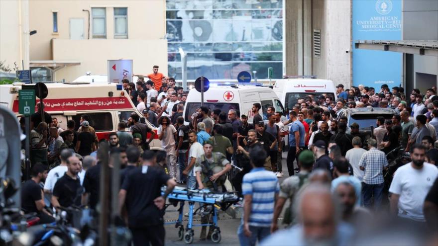 Ambulancias rodeadas de personas a la entrada del Centro Médico de la Universidad Americana de Beirut, después de explosiones, 17 de septiembre de 2024.