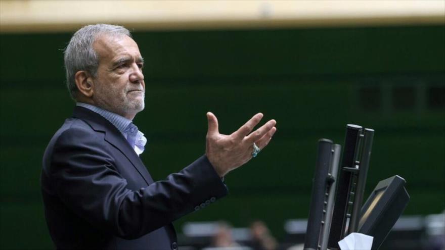 El presidente de Irán, Masud Pezeshkian, habla con los diputados en el Parlamento del país, 17 de septiembre de 2024.